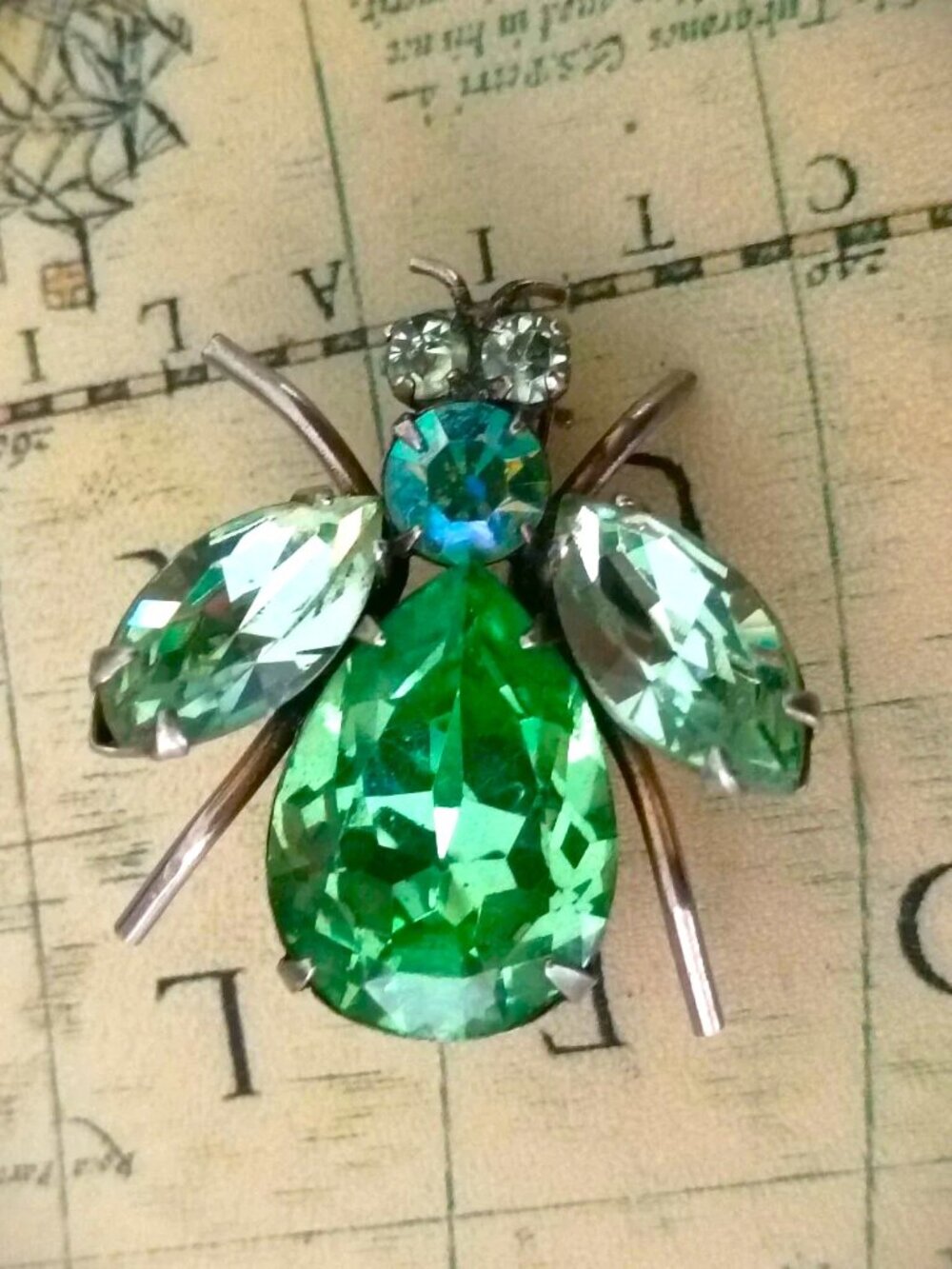 ❤️Vintage REGENCY Green Glass Bee Bug Brooch Pin Signed